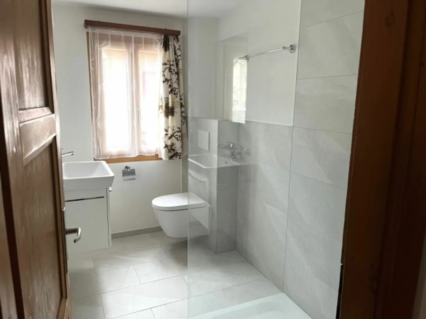 Ampio appartamento familiare di 4,5 locali con balcone e giardino in condivisione nel centro del villaggio di Fiesch - Foto 7 di 7