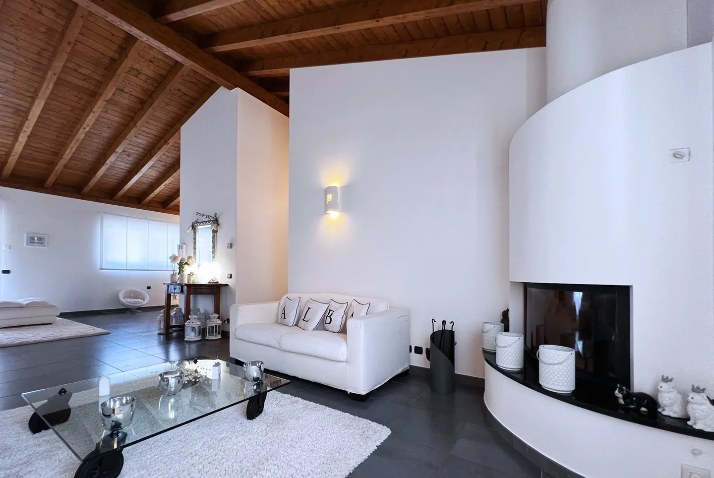 WONDERFUL AND LARGE ATTIC 8.5 ROOMS IN LAMONE - Photo 7 of 11