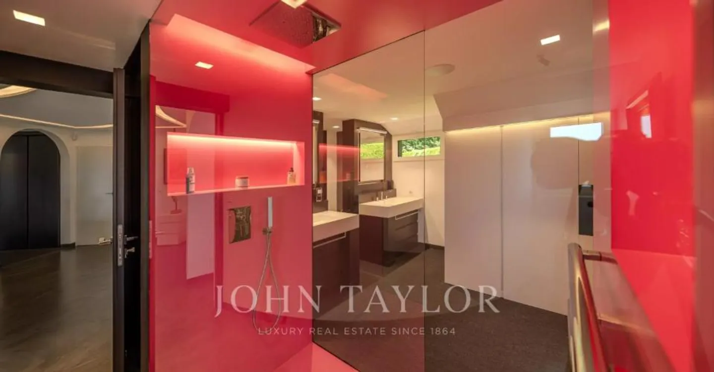 Exceptional property with stunning views of the lake and Mont-Blanc - Photo 4 of 12