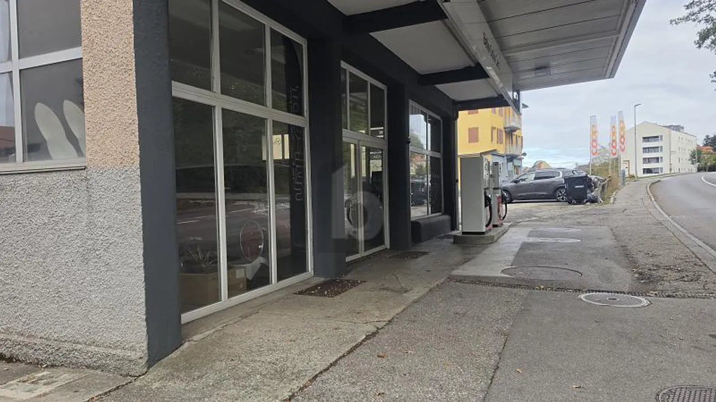 Garage automobile avec showroom - Photo 2 sur 6