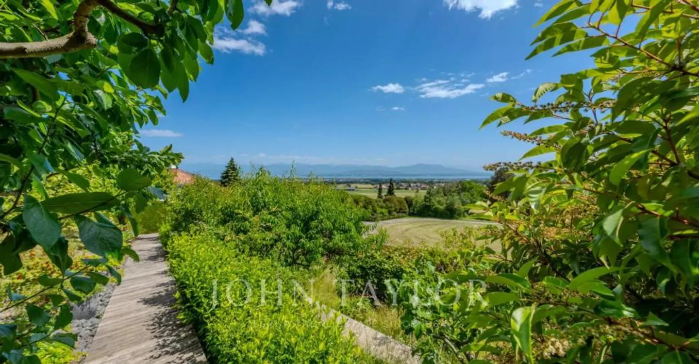 Exceptional property with stunning views of the lake and Mont-Blanc - Photo 11 of 12