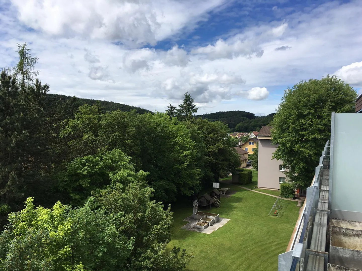 Appartement lumineux de 2,5 pièces avec balcon - Photo 3 sur 13