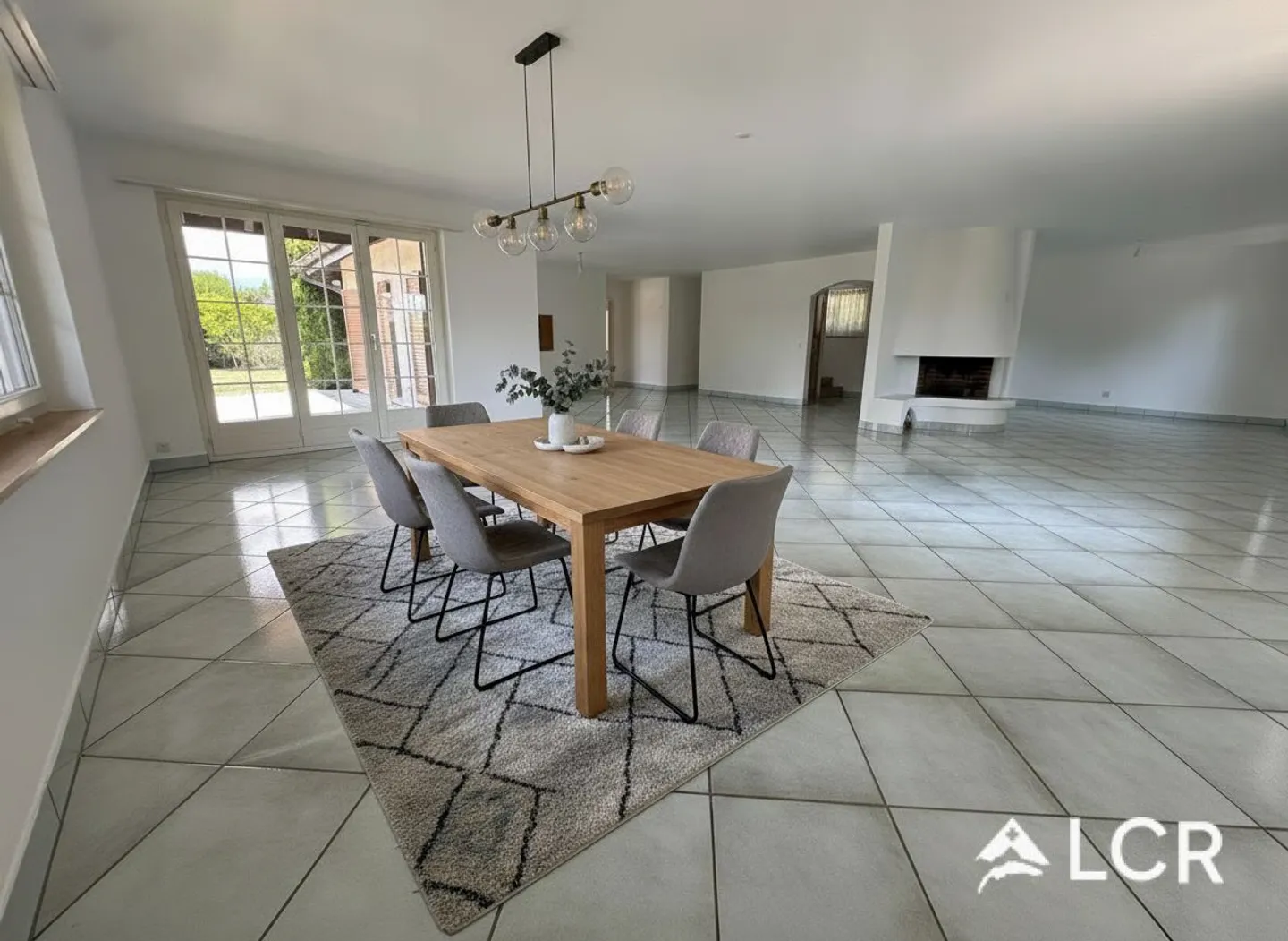 Beautiful 6.5-Room Family Villa - Photo 4 of 10