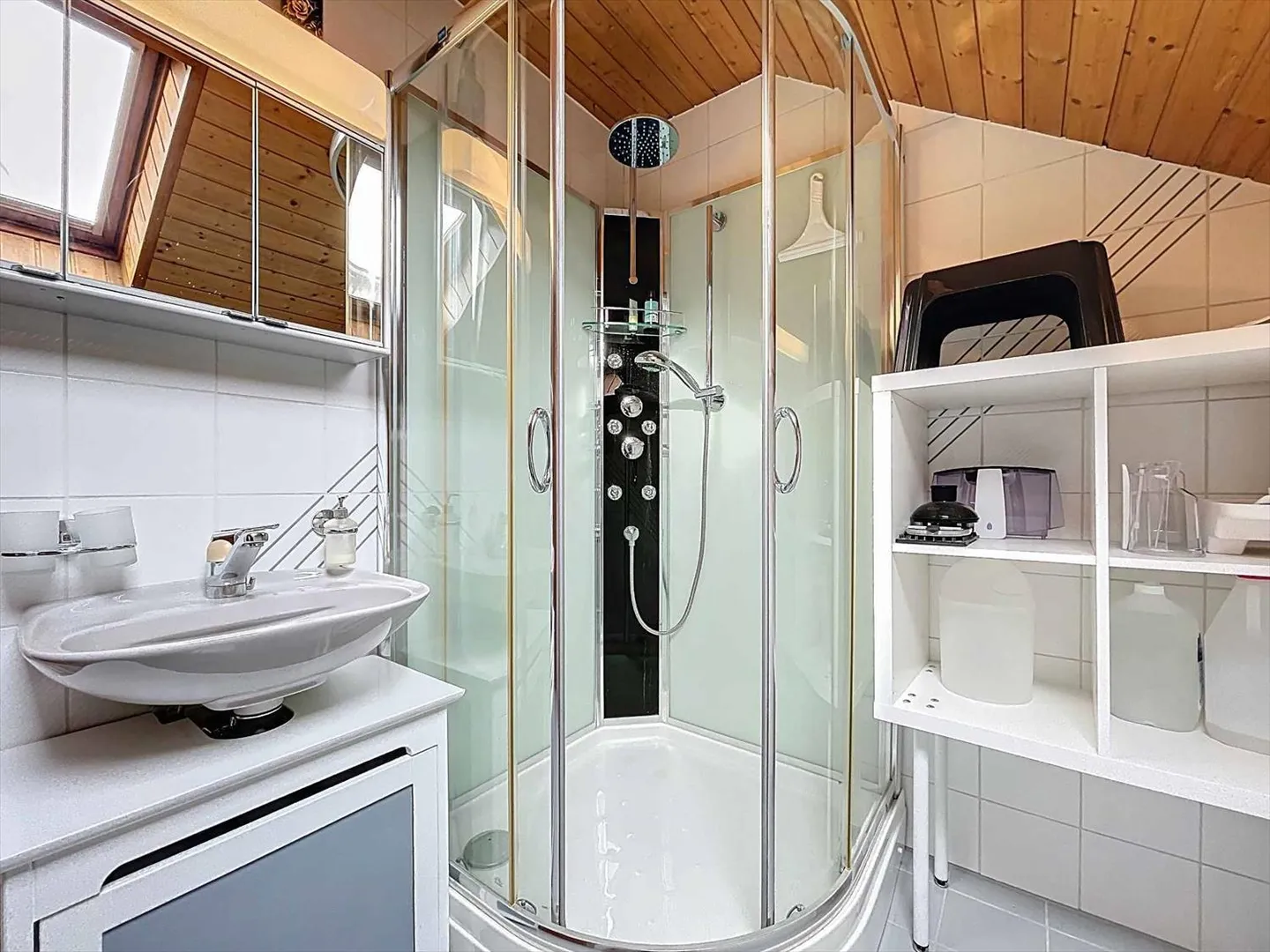 Casa a schiera con potenziale in un ambiente residenziale e familiare - Foto 5 di 9