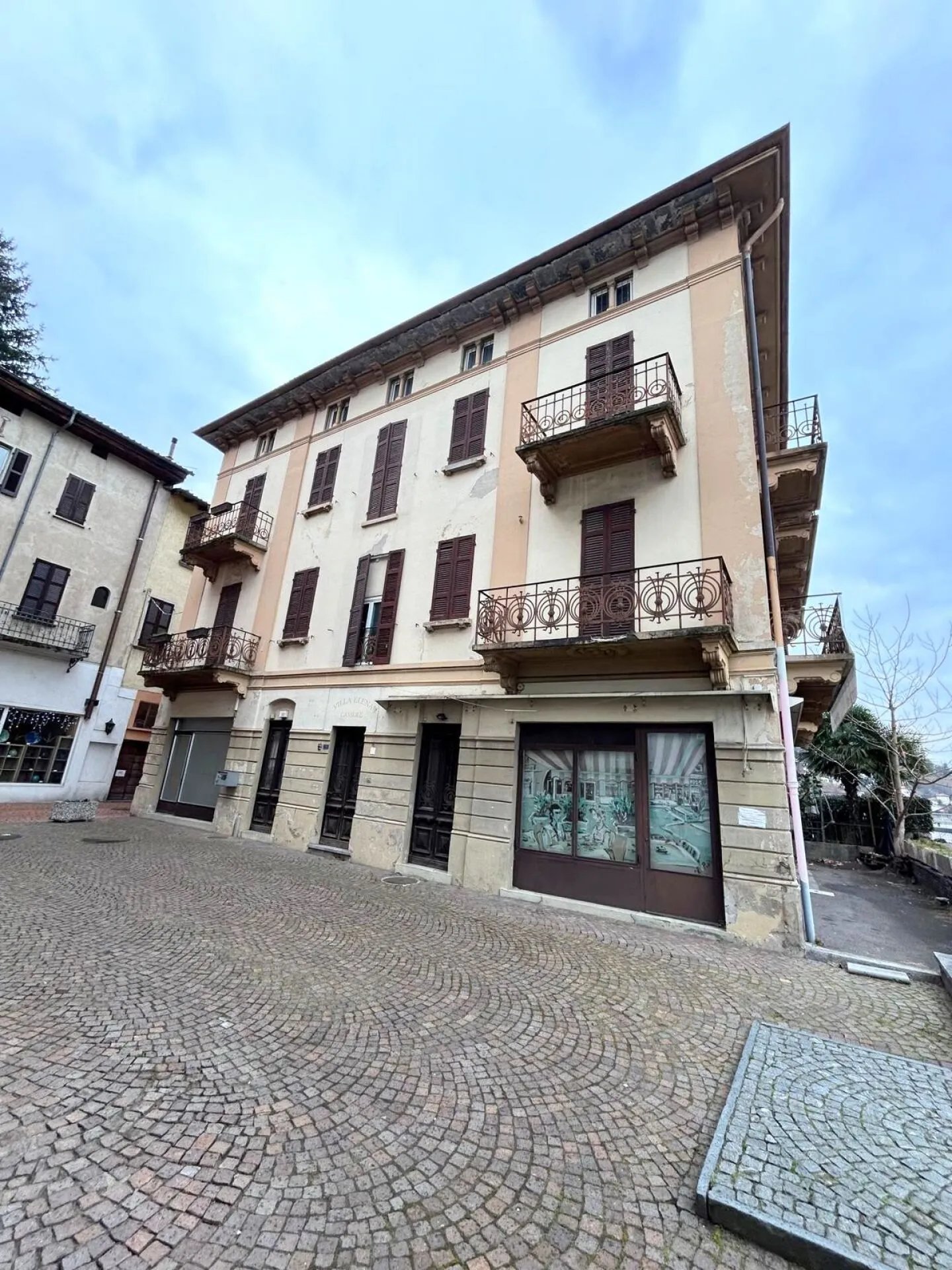 Edificio storico per investimento - Foto 3 di 8