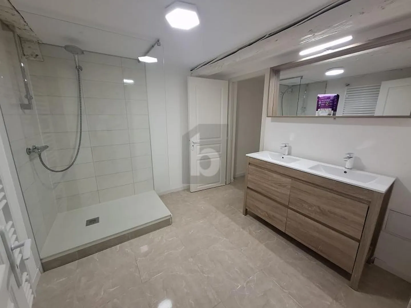 INDIPENDENTE, LUMINOSO CON VISTA - Foto 4 di 6