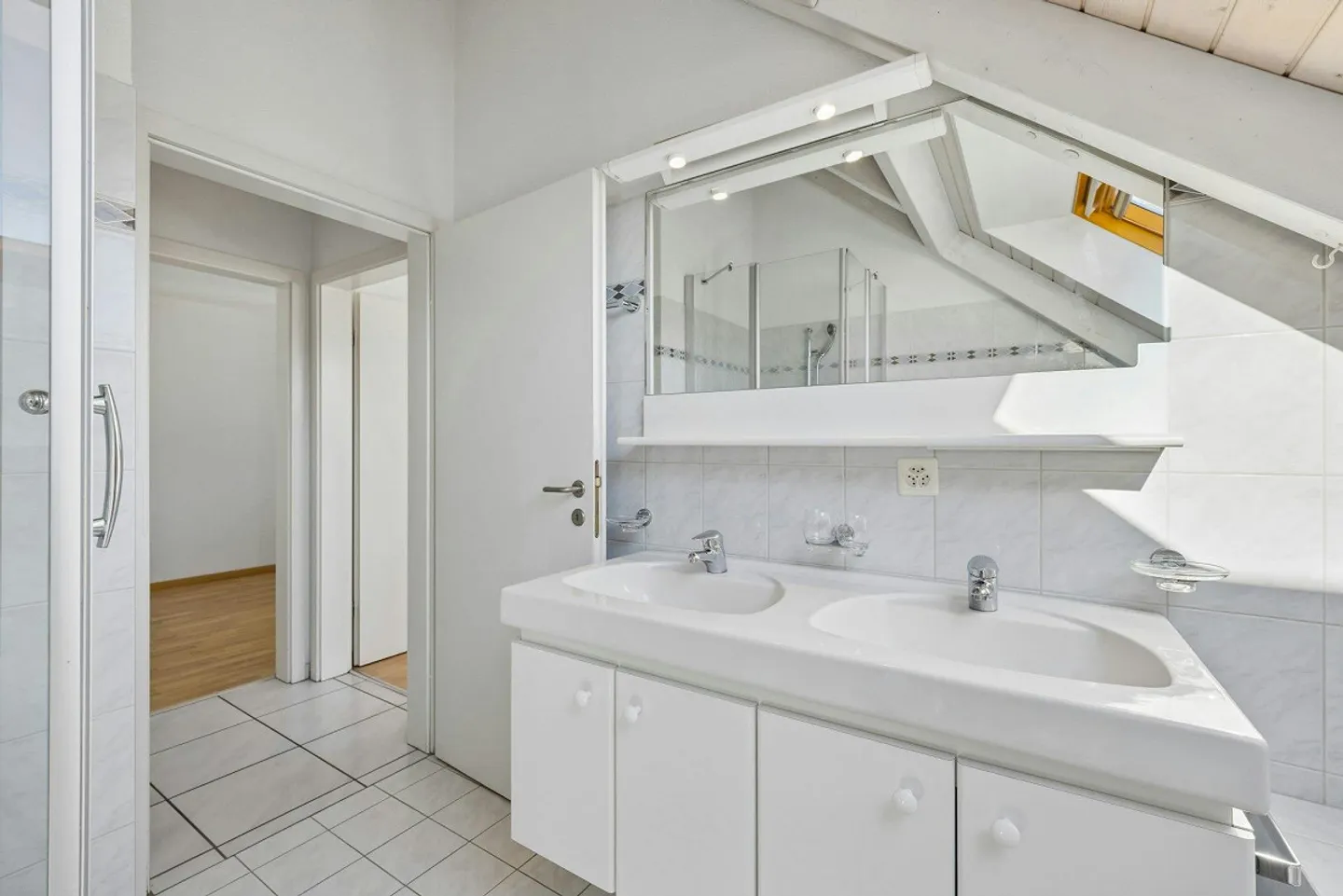 Wohnen mit Weitblick - grosszügige 5.5-Zimmer-Maisonettewohnung mit... - Foto 11 di 13