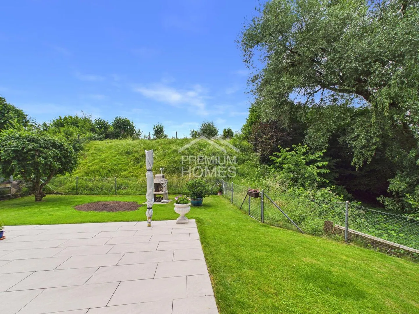 Modern Apartment with Garden - Photo 3 of 13