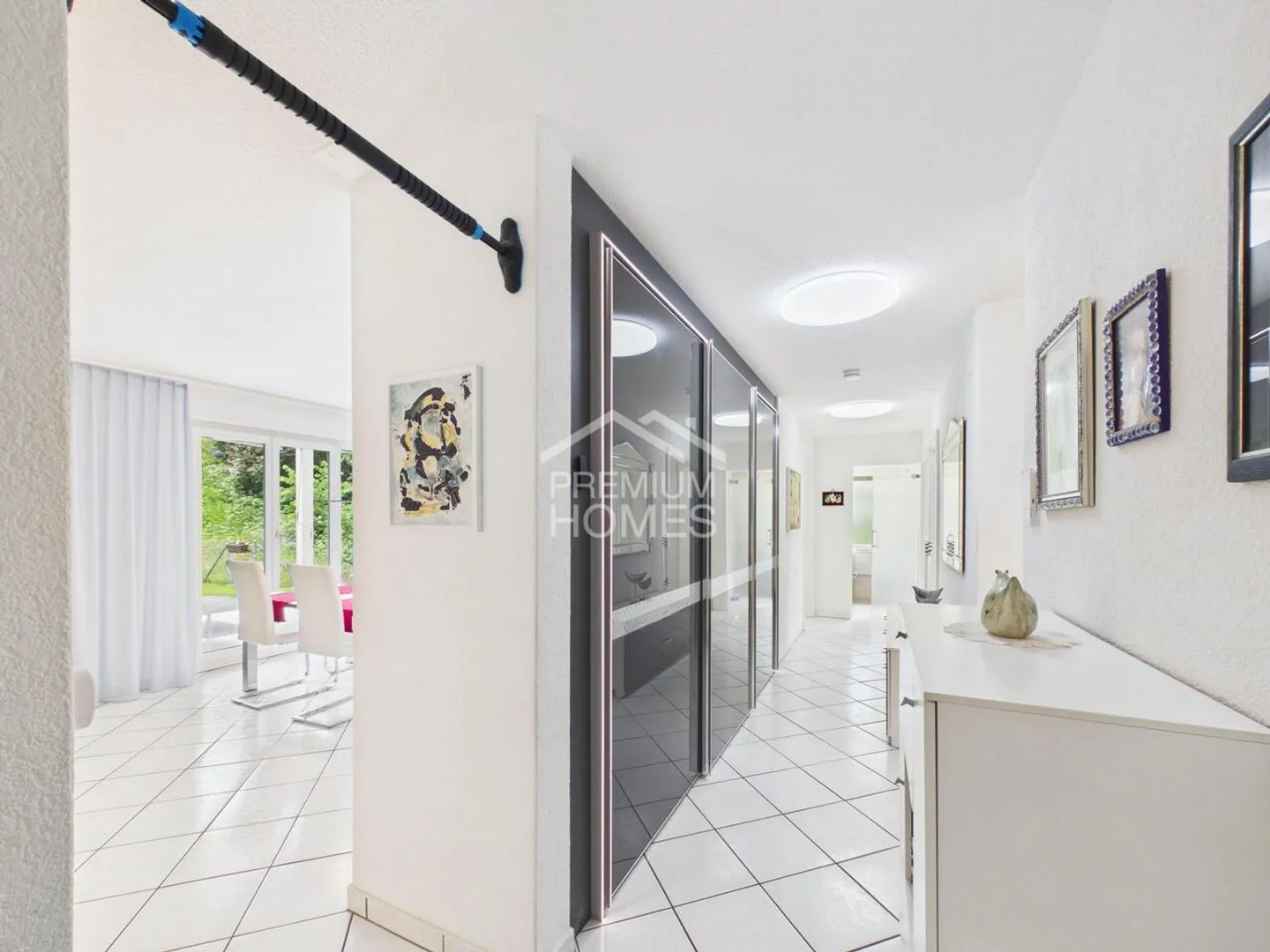 Modern Apartment with Garden - Photo 4 of 13