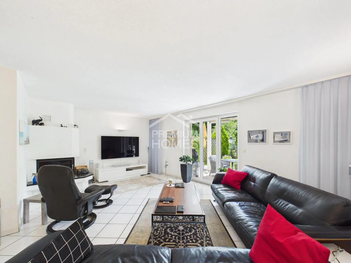 Modern Apartment with Garden - Photo 6 of 13