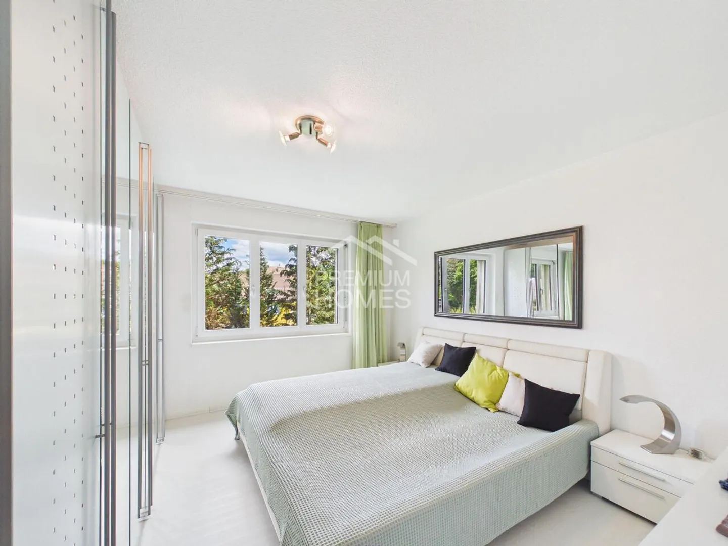 Modern Apartment with Garden - Photo 11 of 13