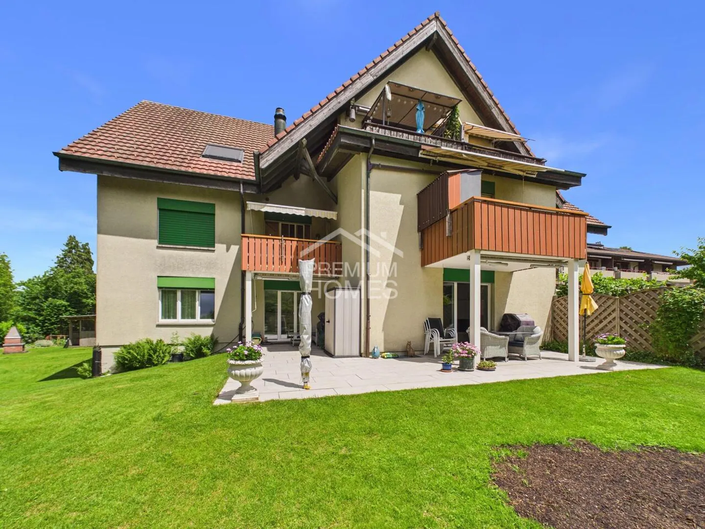 Modern Apartment with Garden - Photo 2 of 13