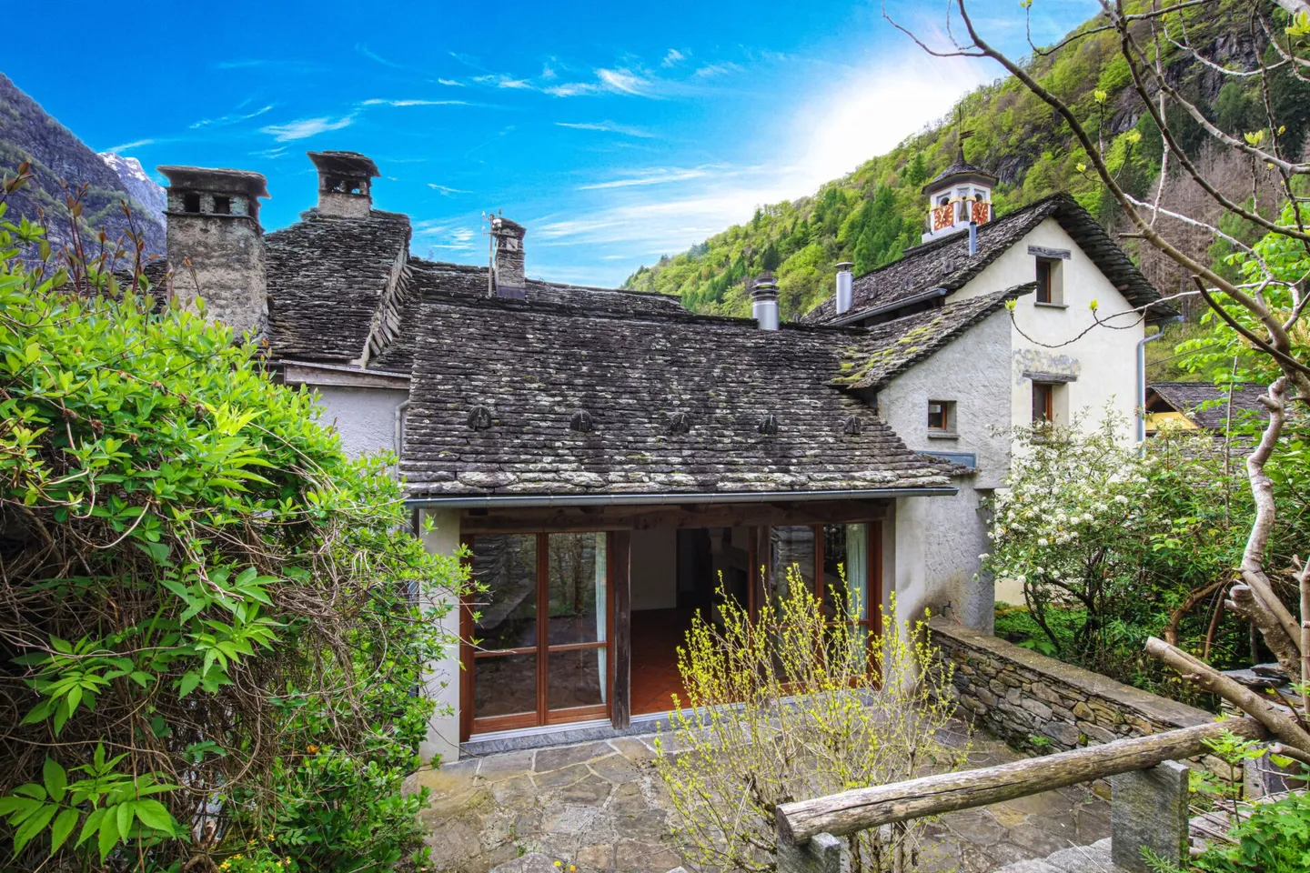 PRATO SORNICO - Charmante maison tessinoise avec vue sur la montagne - Photo 1 sur 17