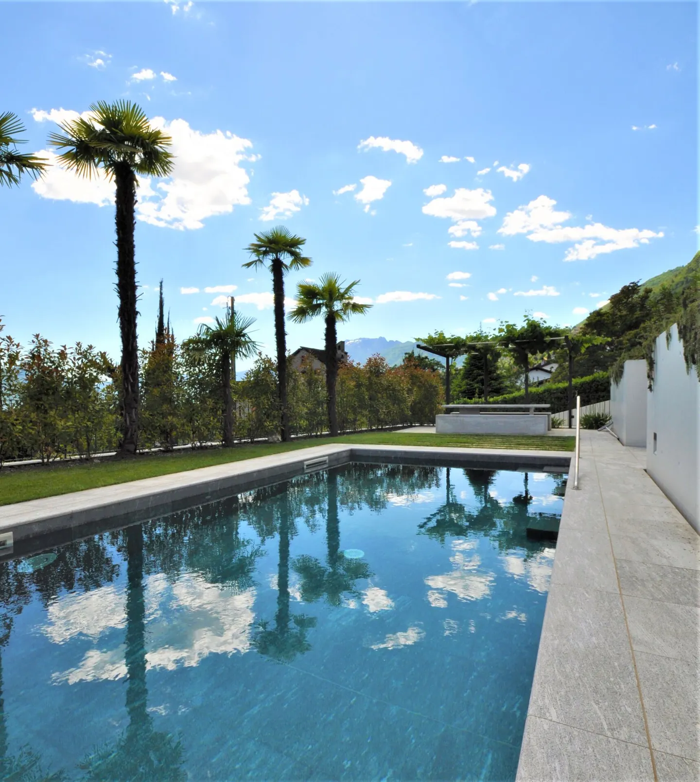 Generoso 3.5 locali con vista lago, 2 ampie terrazze e piscina esterna - Photo 4 of 17