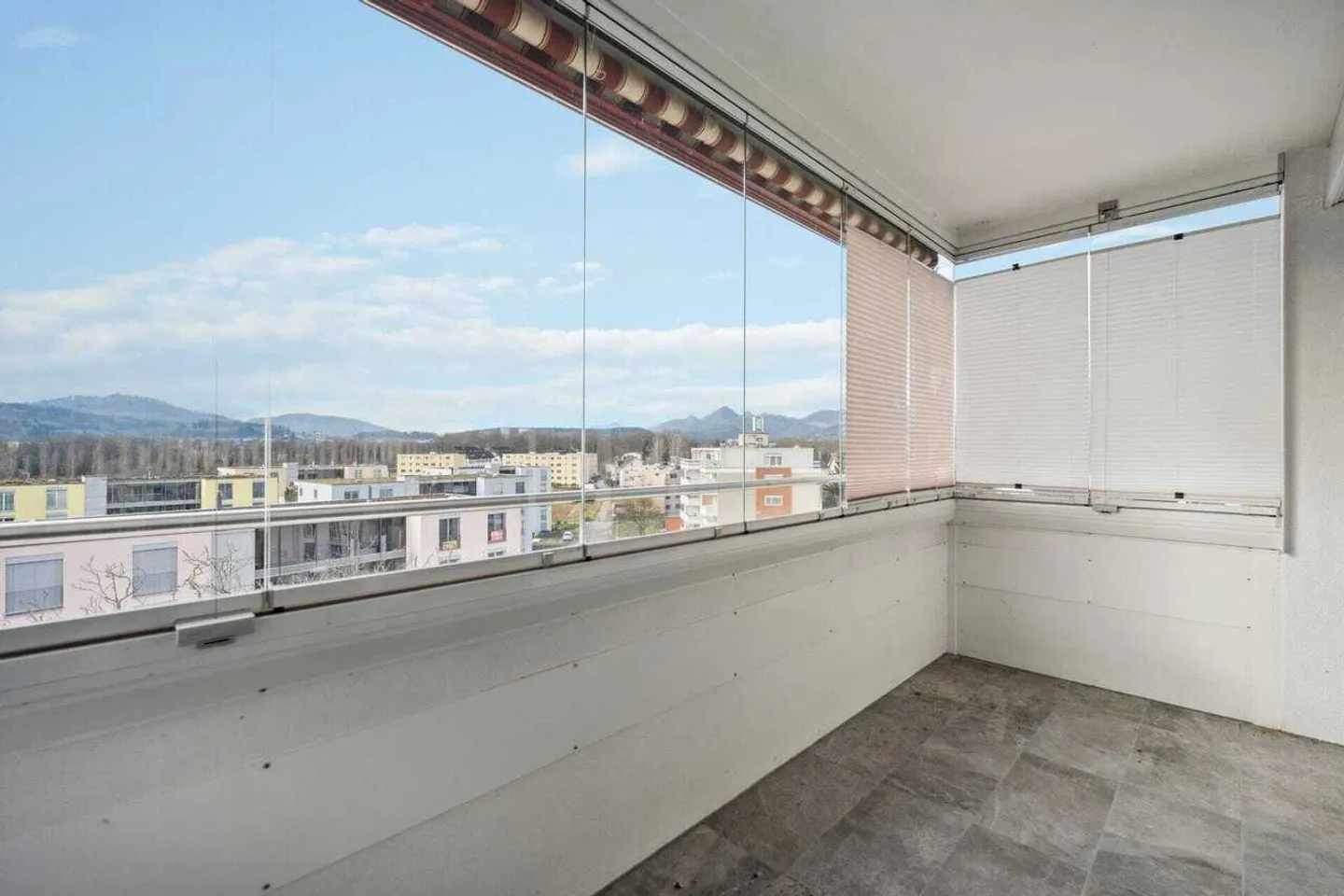 Charming 4.5-Room Apartment with a View - Photo 2 of 12