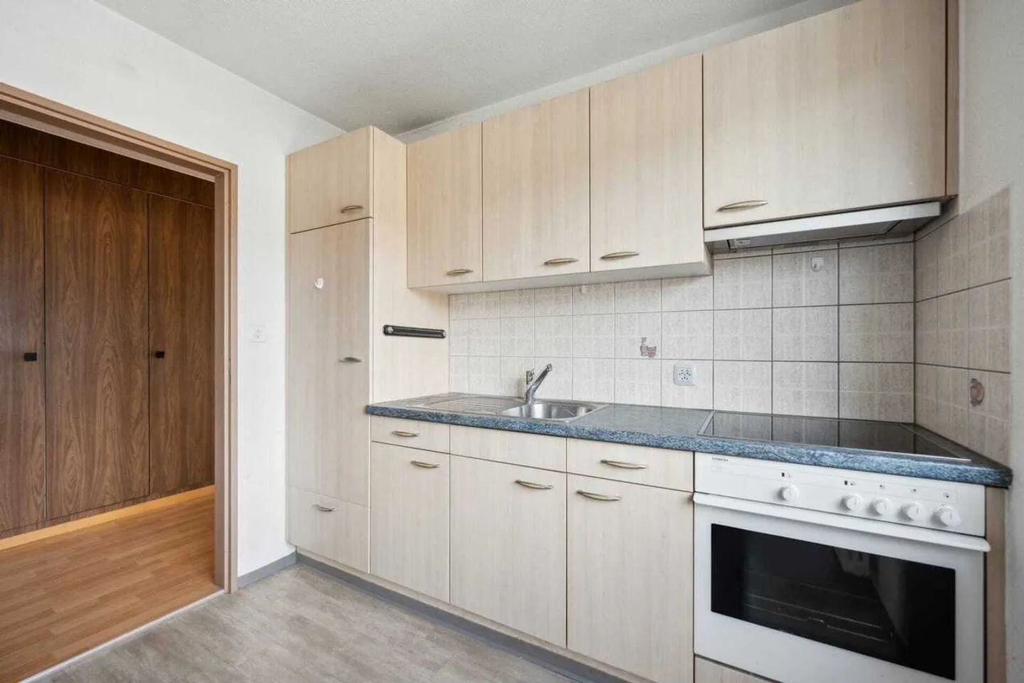 Charming 4.5-Room Apartment with a View - Photo 7 of 12