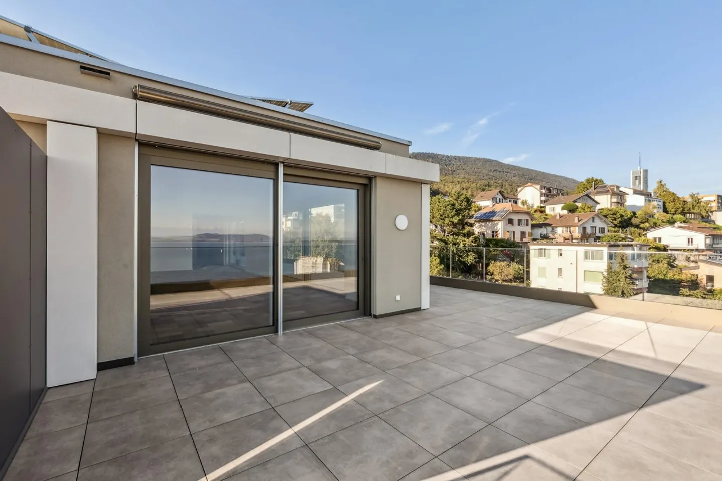 Appartamento moderno con terrazza - Foto 8 di 9