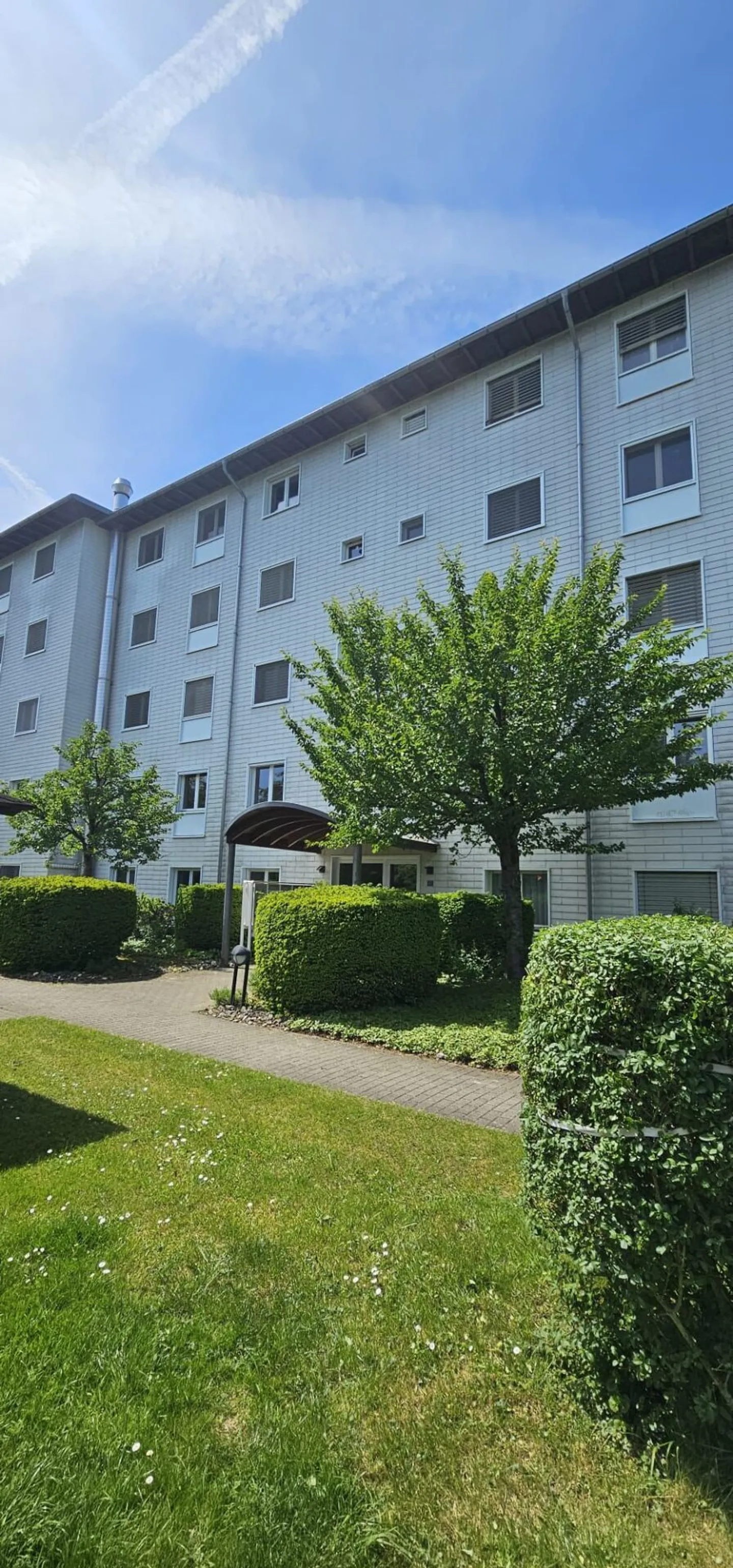 Appartement lumineux et calme de 4,5 pièces en emplacement central incluant une salle de loisirs et une place de parking souterrain - Photo 1 sur 7