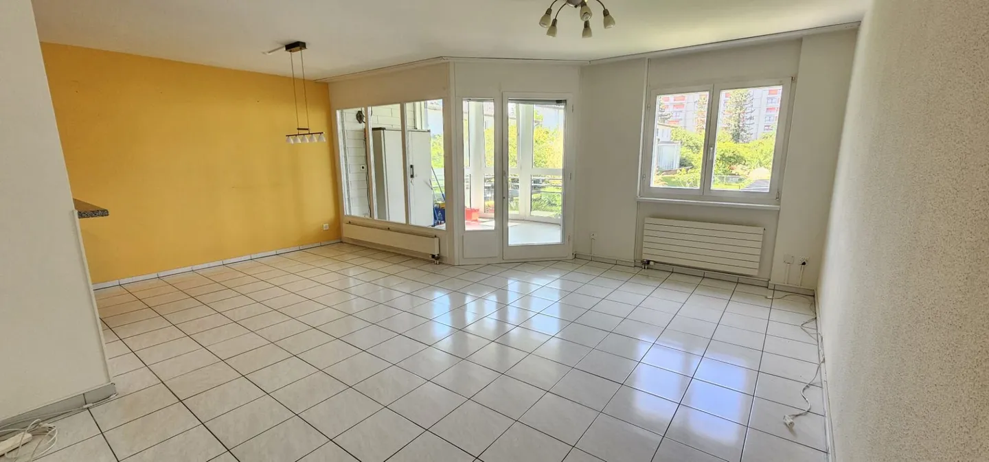 Appartement lumineux et calme de 4,5 pièces en emplacement central incluant une salle de loisirs et une place de parking souterrain - Photo 2 sur 7