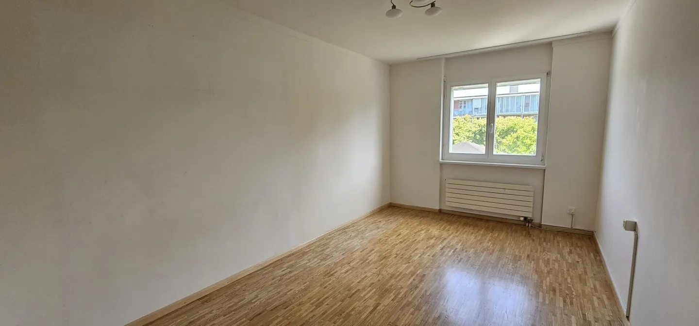 Appartement lumineux et calme de 4,5 pièces en emplacement central incluant une salle de loisirs et une place de parking souterrain - Photo 4 sur 7