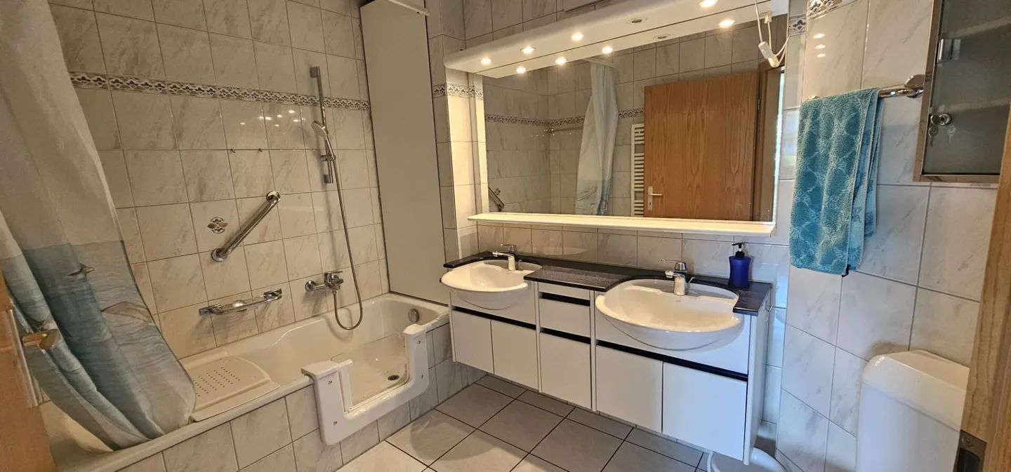 Appartement lumineux et calme de 4,5 pièces en emplacement central incluant une salle de loisirs et une place de parking souterrain - Photo 7 sur 7