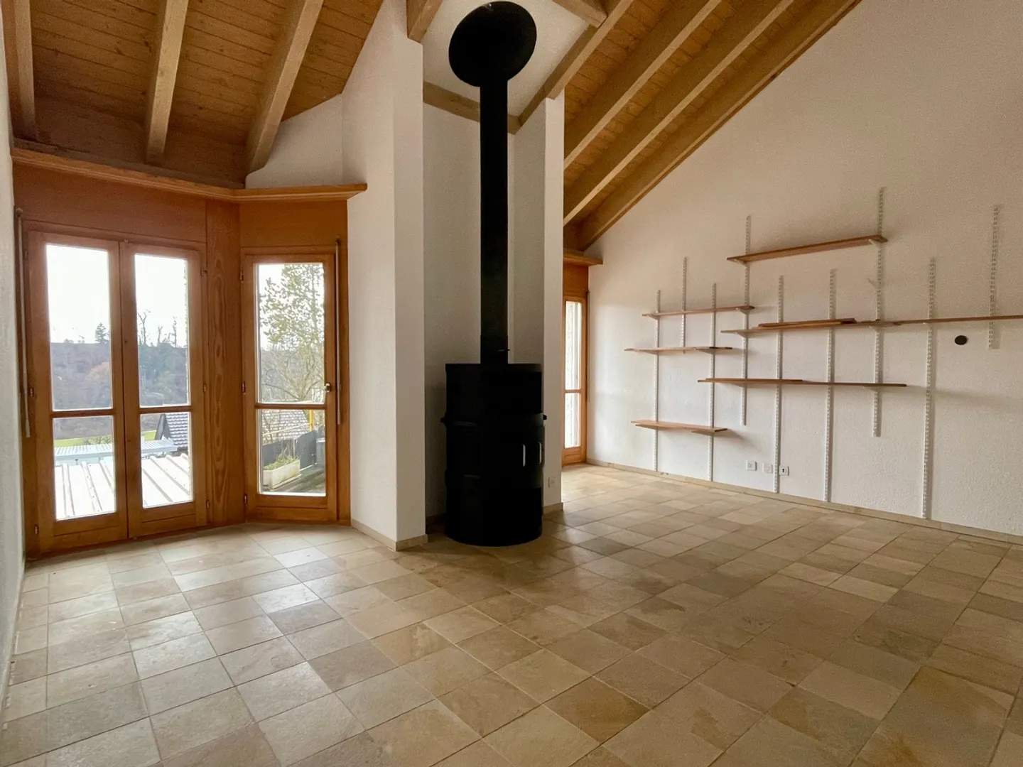 Bright 4.5-Room Townhouse with Garden in Tegerfelden - Photo 2 of 12