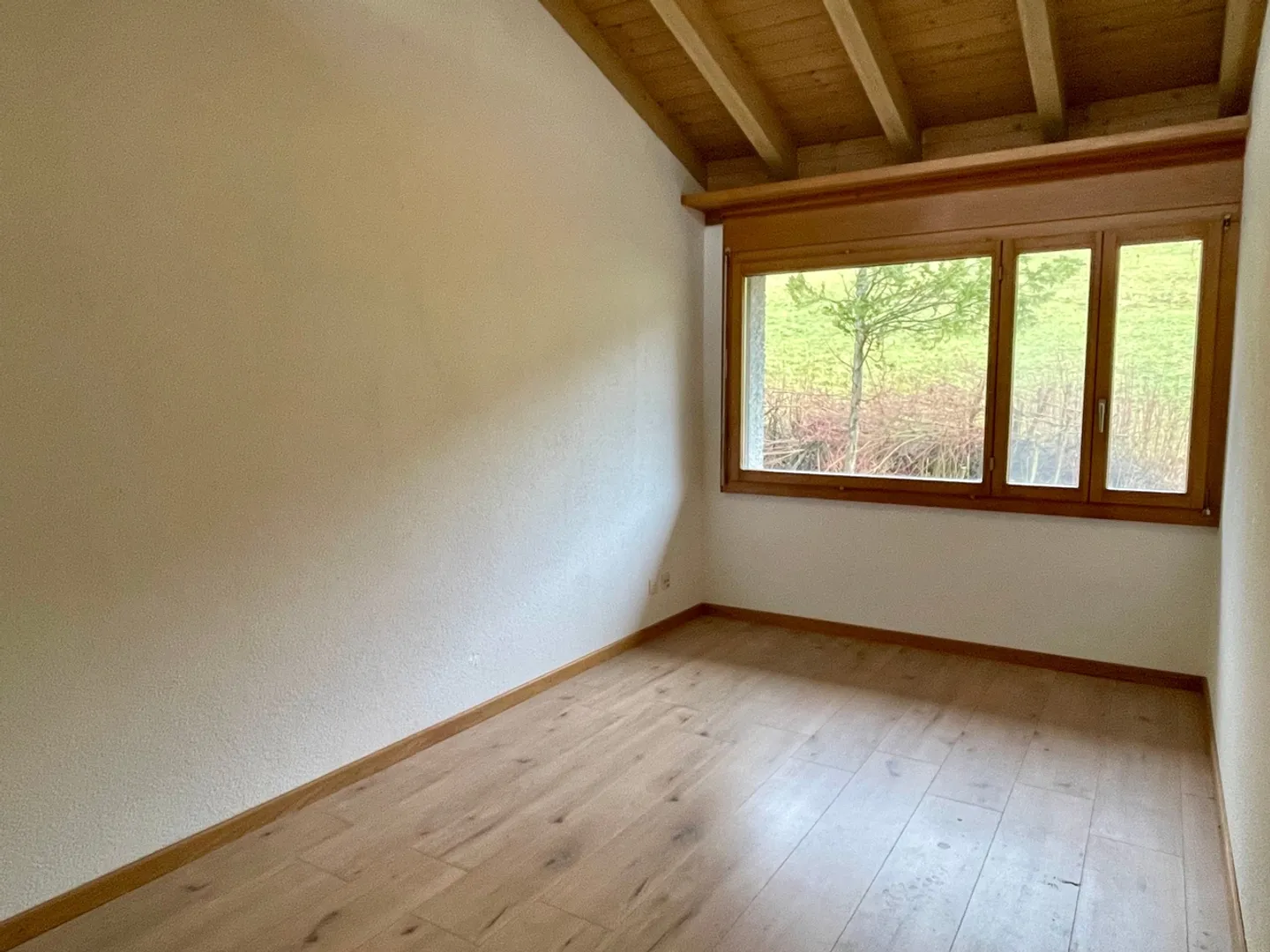 Bright 4.5-Room Townhouse with Garden in Tegerfelden - Photo 6 of 12