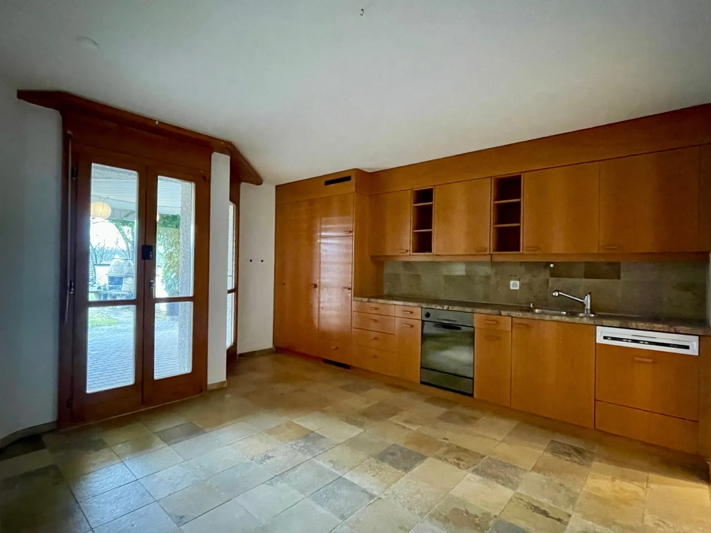 Bright 4.5-Room Townhouse with Garden in Tegerfelden - Photo 7 of 12