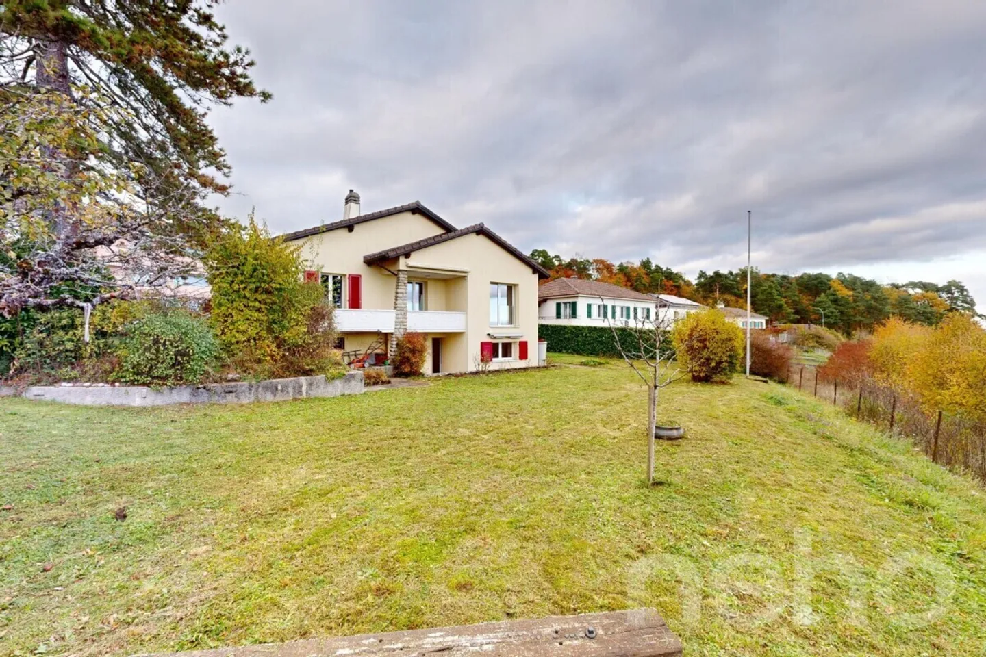 Maison avec vue sur le lac, jardin de 809 m² et beaucoup de potentiel de rénovation - Photo 2 sur 12