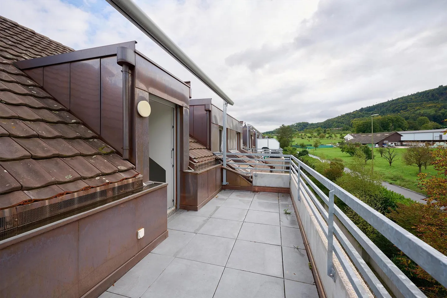 Modern penthouse apartment with terrace - Photo 2 of 8