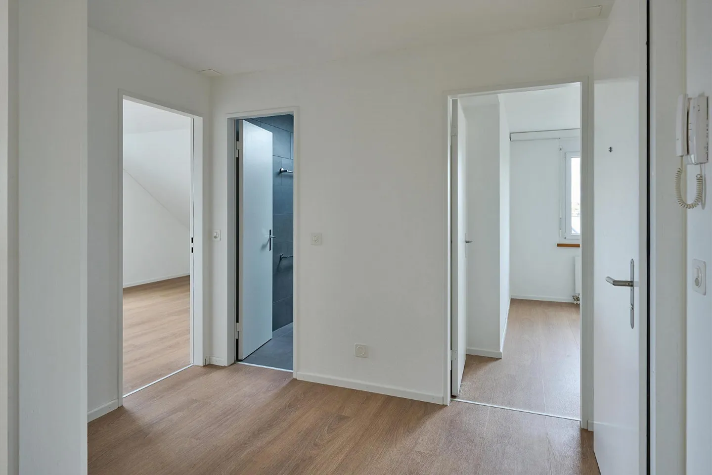 Modern penthouse apartment with terrace - Photo 3 of 8