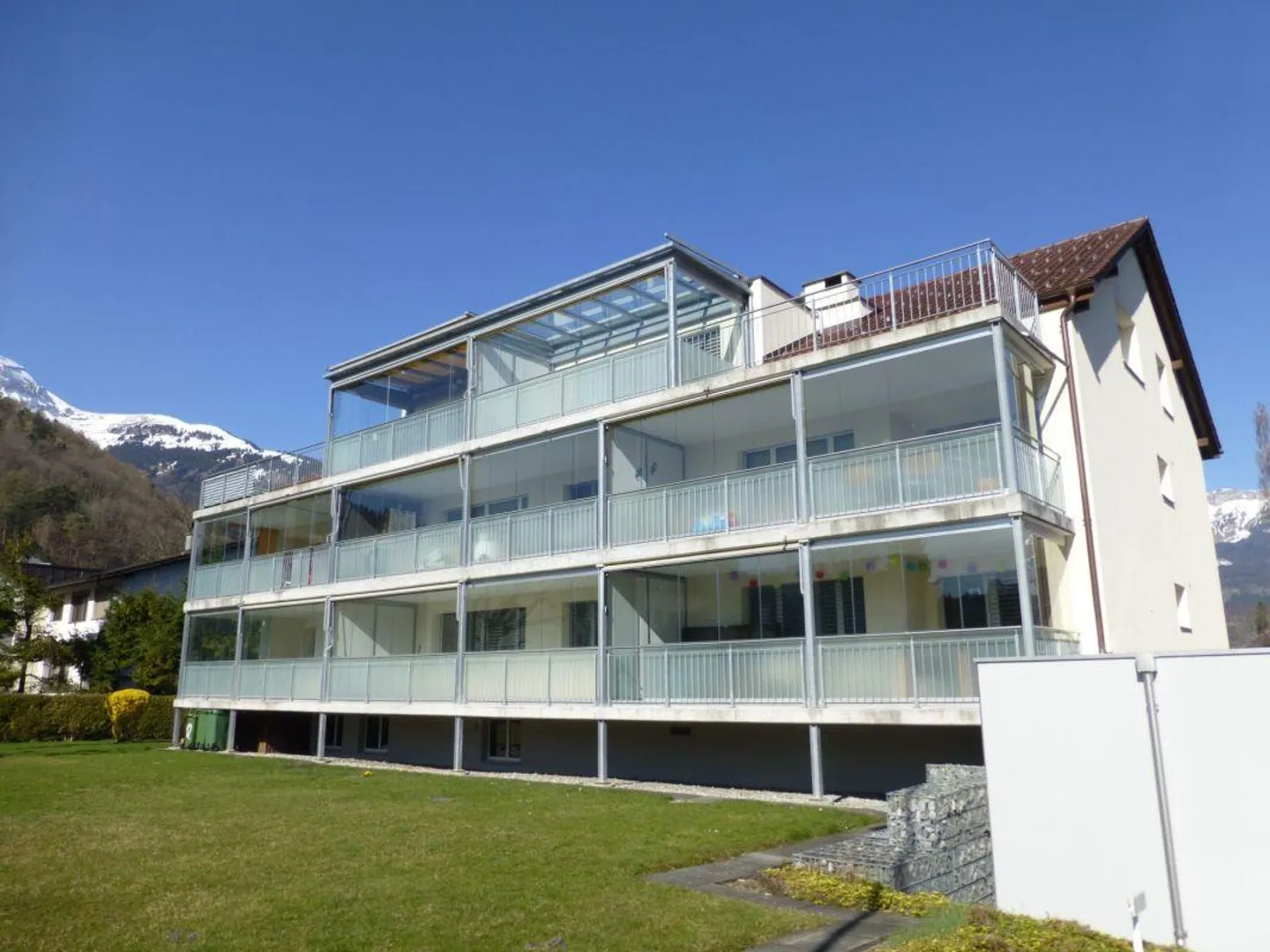 Charmante appartement de 4,5 pièces avec beaucoup de lumière et balcon toute l'année - Photo 1 sur 10