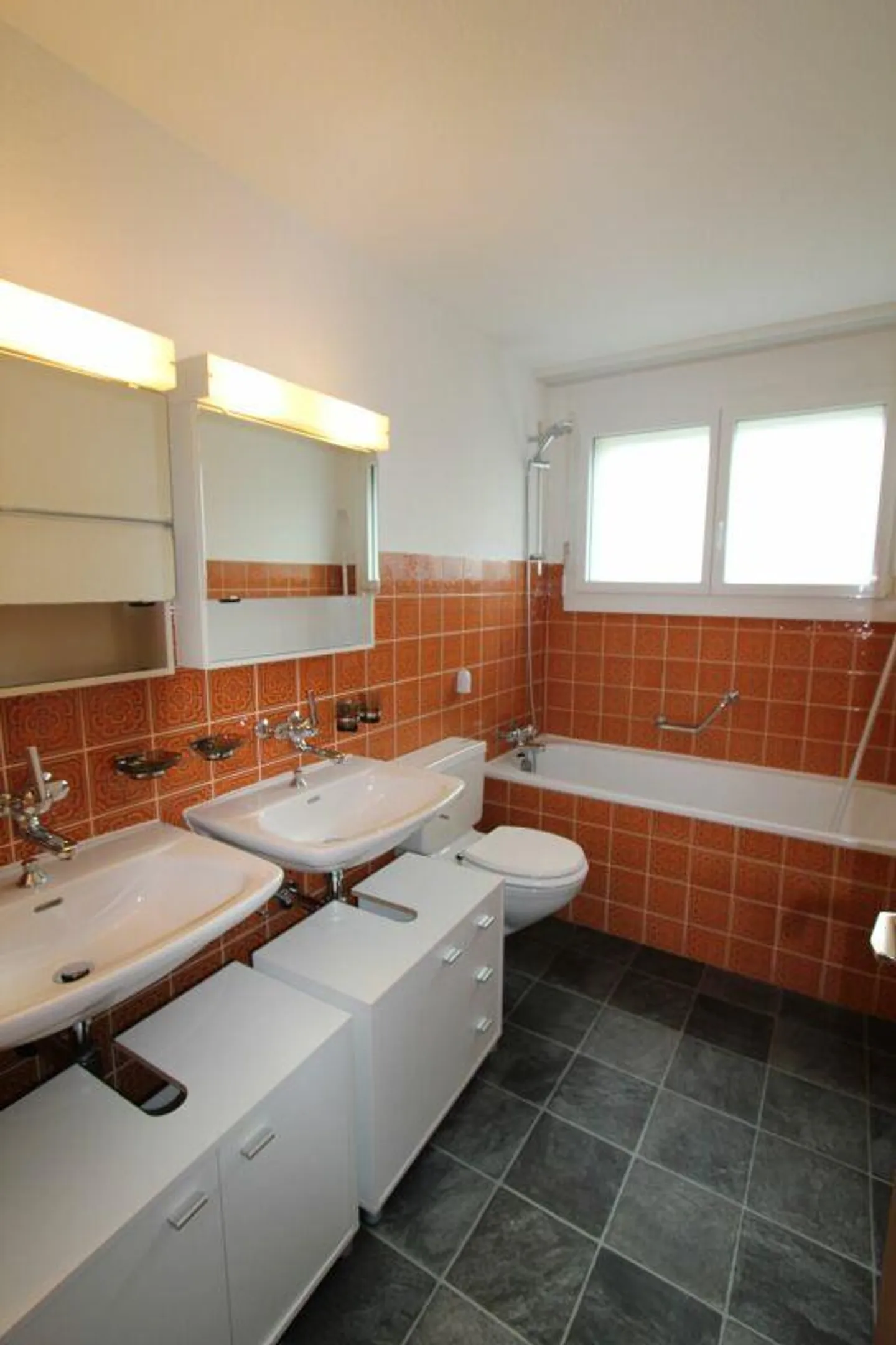 Charmante appartement de 4,5 pièces avec beaucoup de lumière et balcon toute l'année - Photo 2 sur 10