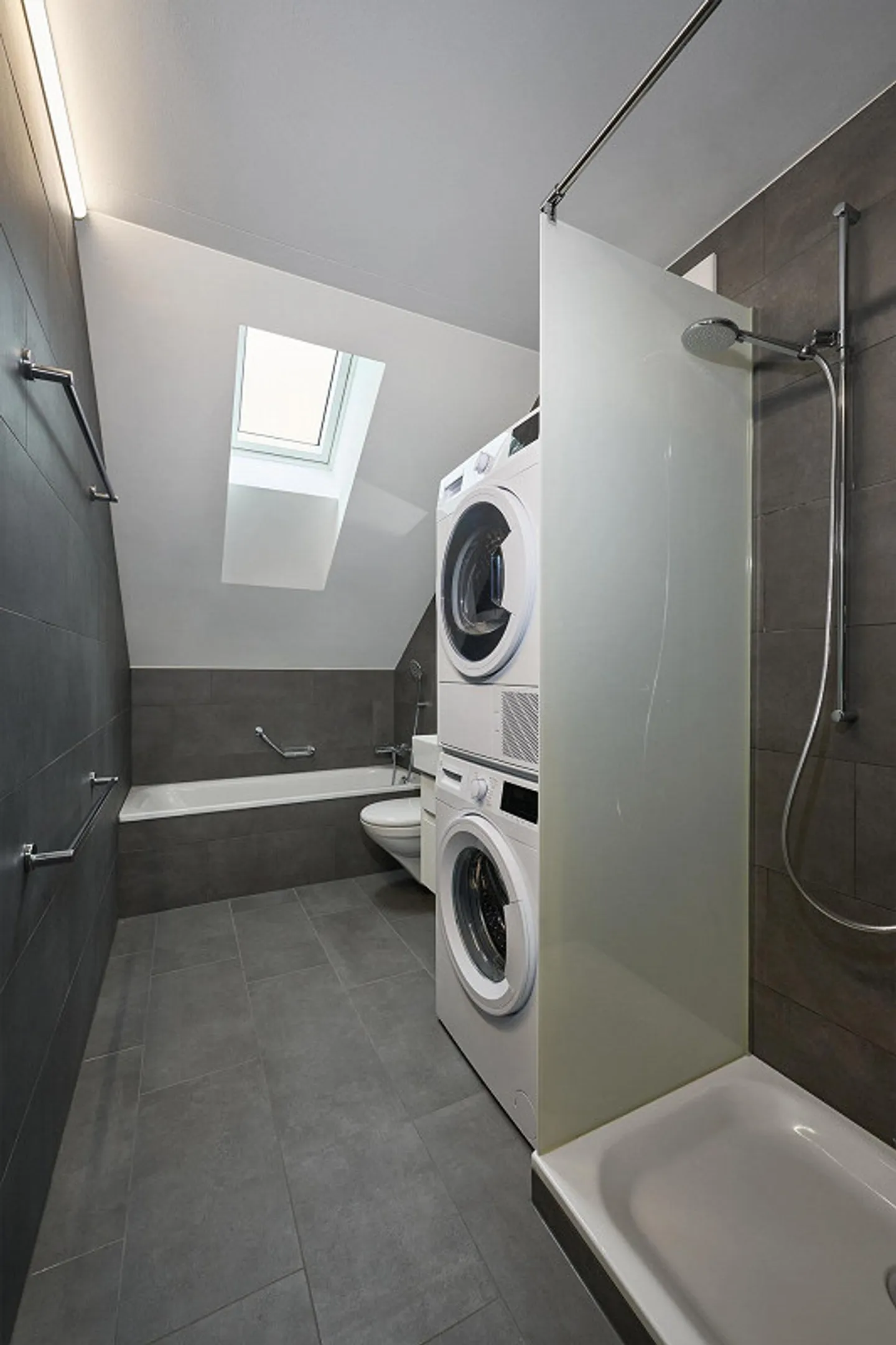 Modern penthouse apartment with terrace - Photo 7 of 8