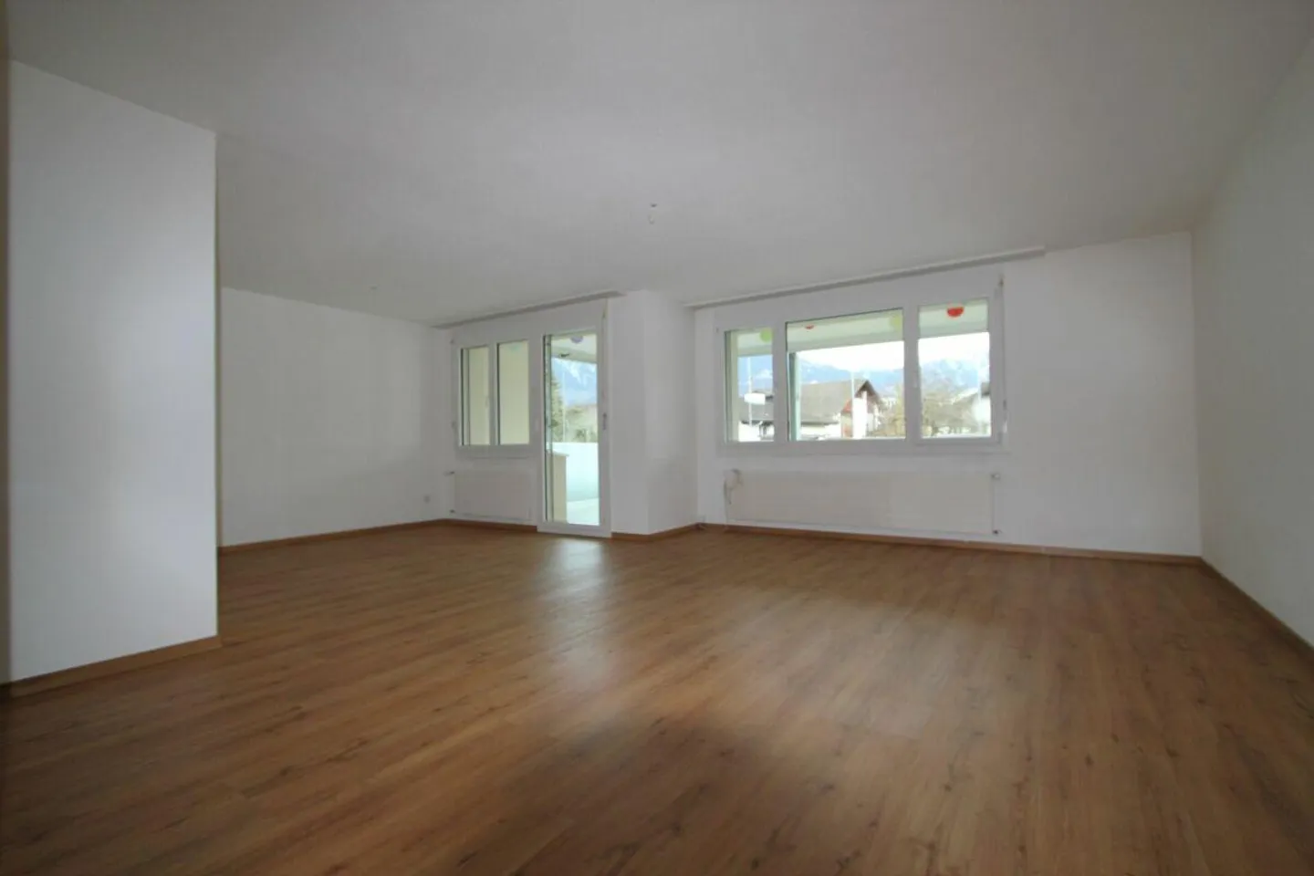 Charmante appartement de 4,5 pièces avec beaucoup de lumière et balcon toute l'année - Photo 7 sur 10