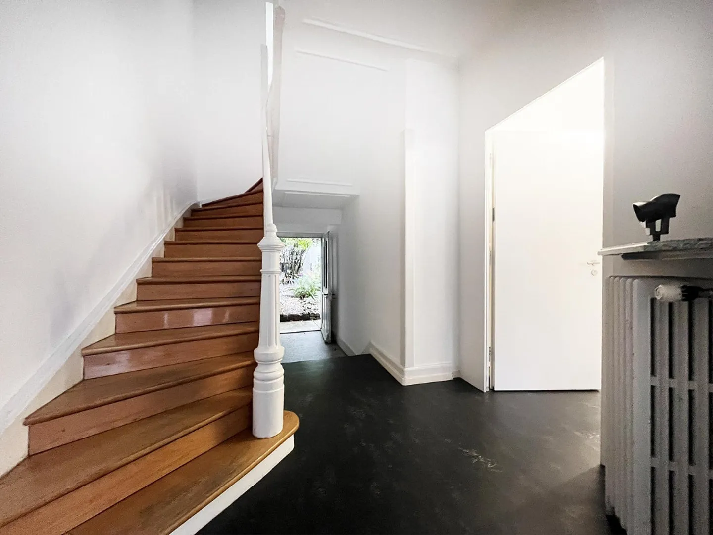 Charming 8-Room Townhouse with Romantic City Garden - Photo 2 of 14