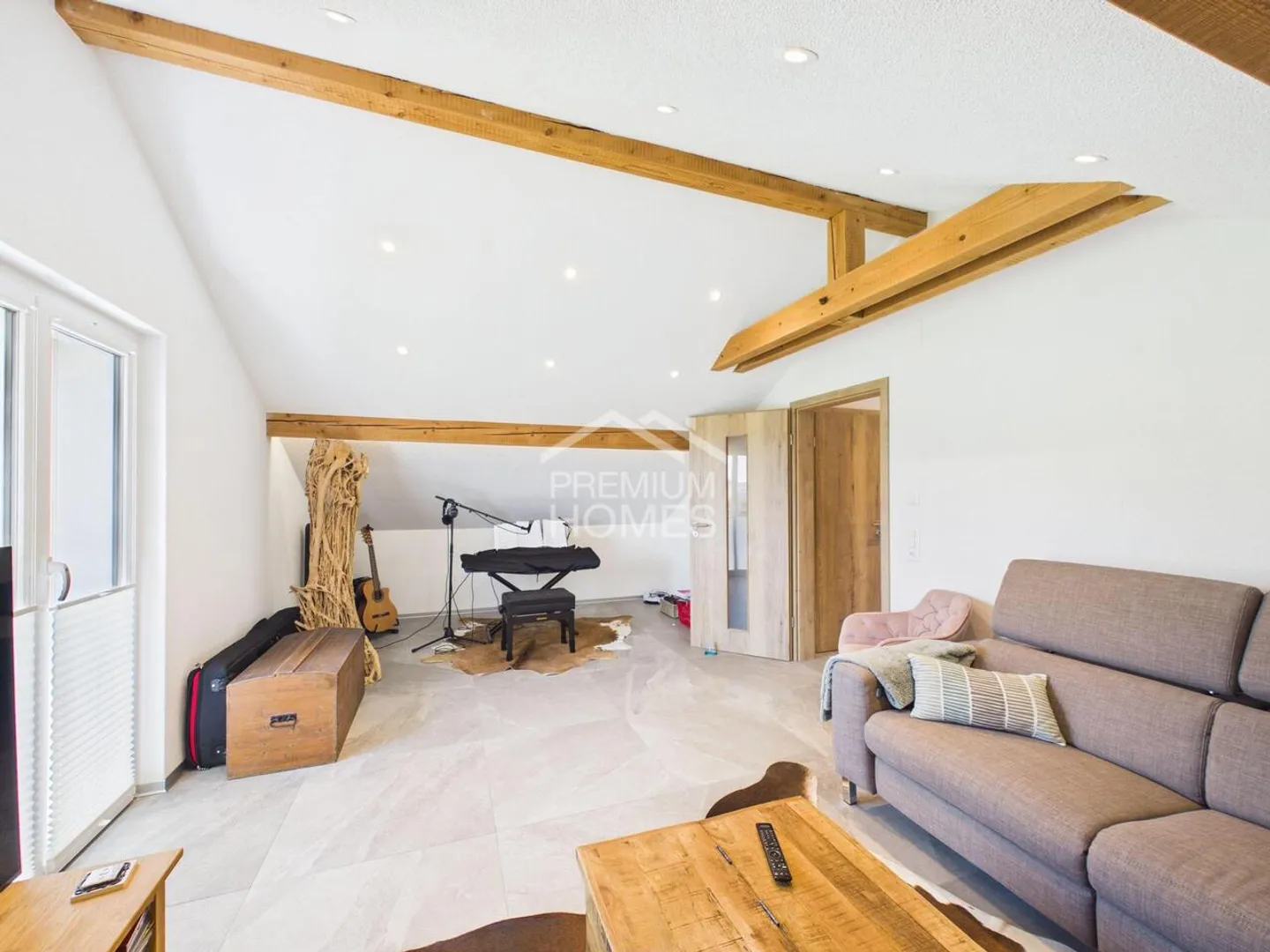 Charming Detached House with Garden - Photo 6 of 11