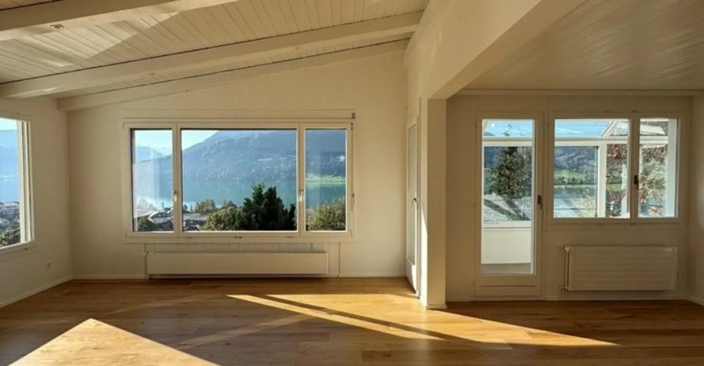 Freshly renovated 4.5-room single-family house with stunning lake view - Photo 2 of 11