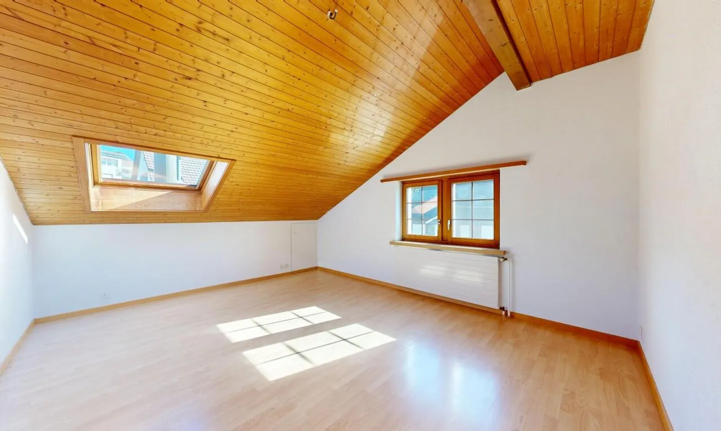 Charming 4-room house with a large separate garden - Photo 8 of 11