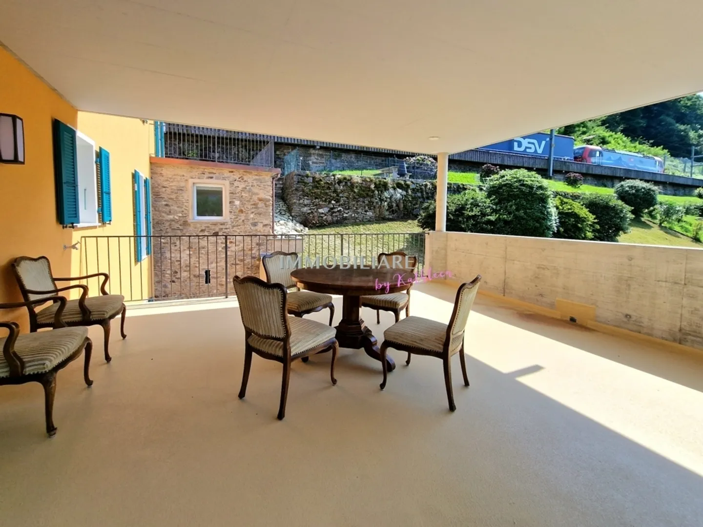Appartamento per vacanze ristrutturato con grande terrazza in casa ticinese - Foto 1 di 10