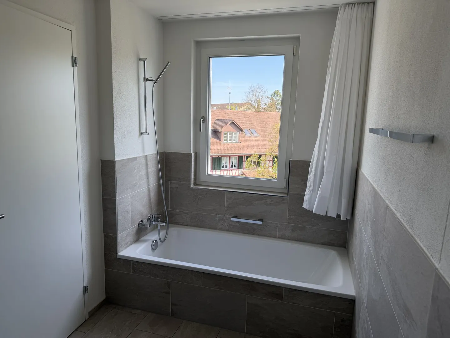 Spacious, modern 4.5 room penthouse apartment - Photo 4 of 14