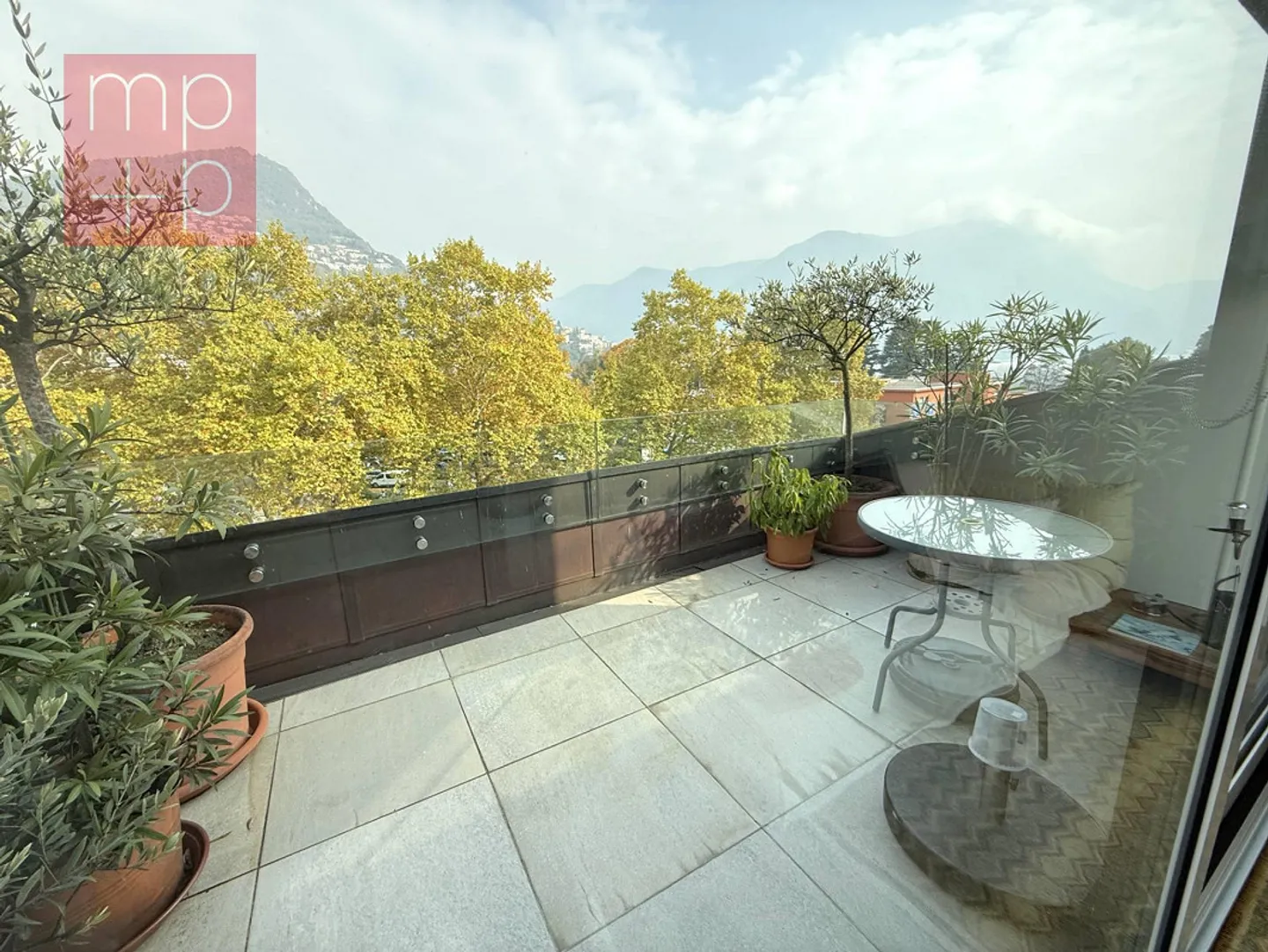 Mehrfamilienhaus in Lugano - Foto 2 von 8