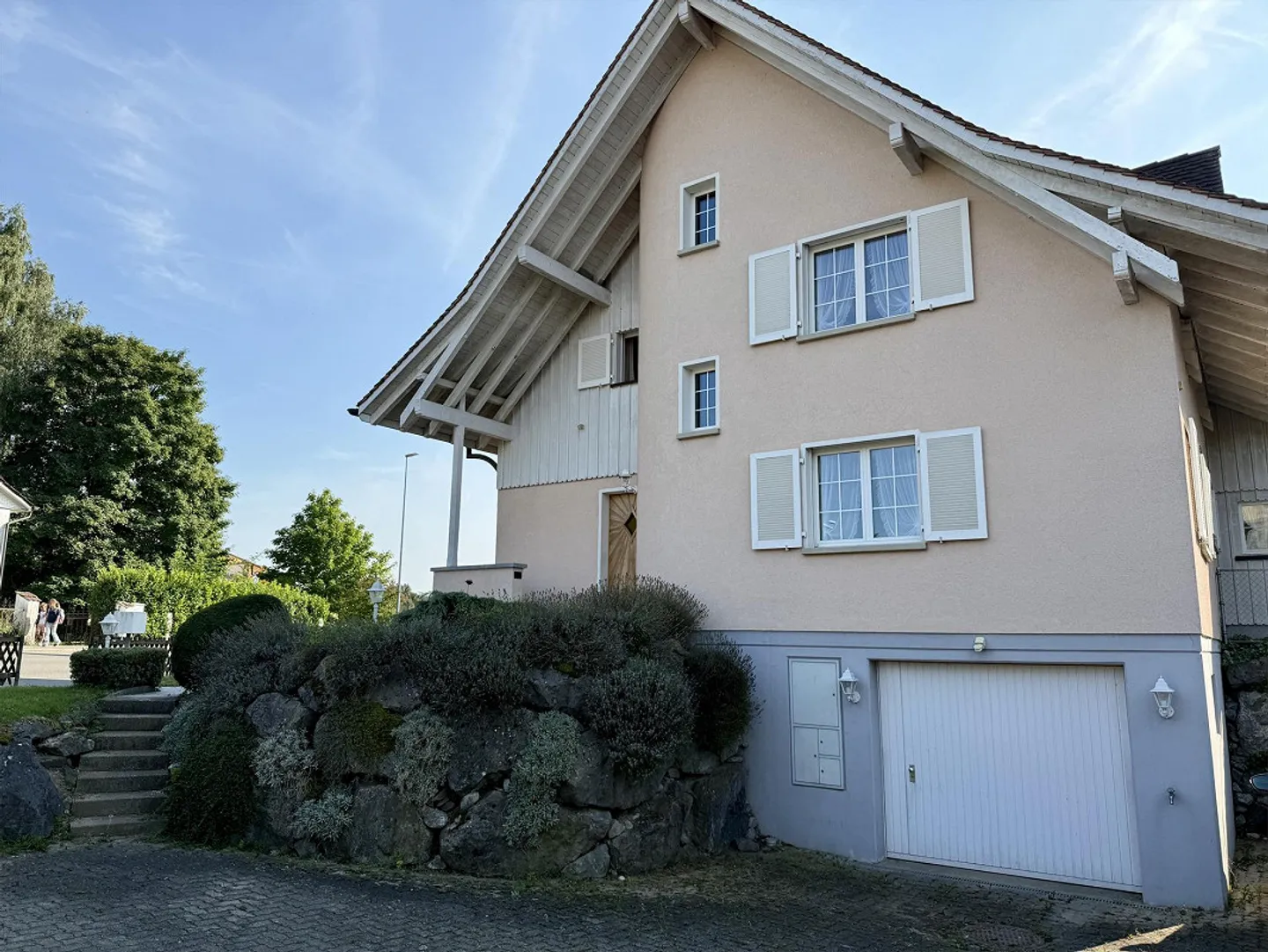 Maison individuelle de 5½ pièces partiellement rénovée avec grand jardin - Photo 1 sur 9