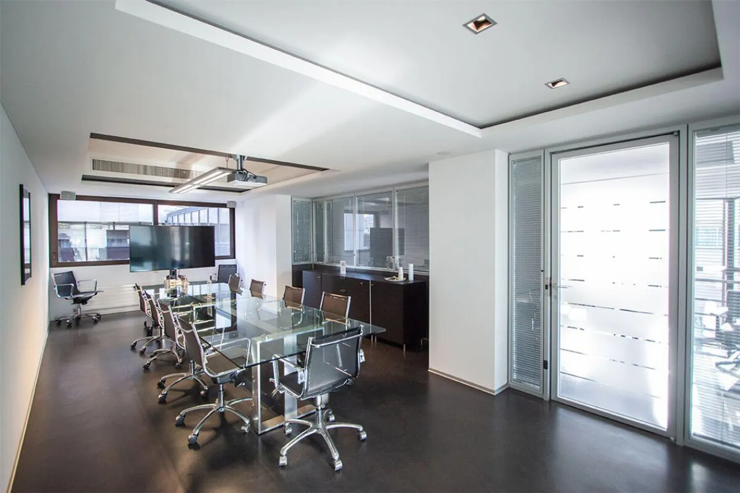 Bureaux dans un emplacement stratégique, à quelques pas du centre de Lugano. - Photo 1 sur 8