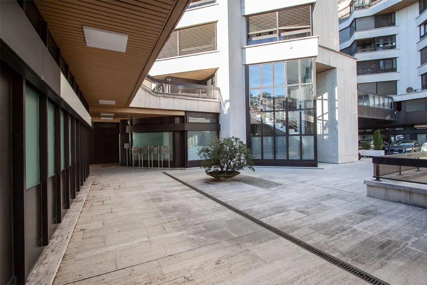 Bureaux dans un emplacement stratégique, à quelques pas du centre de Lugano. - Photo 7 sur 8