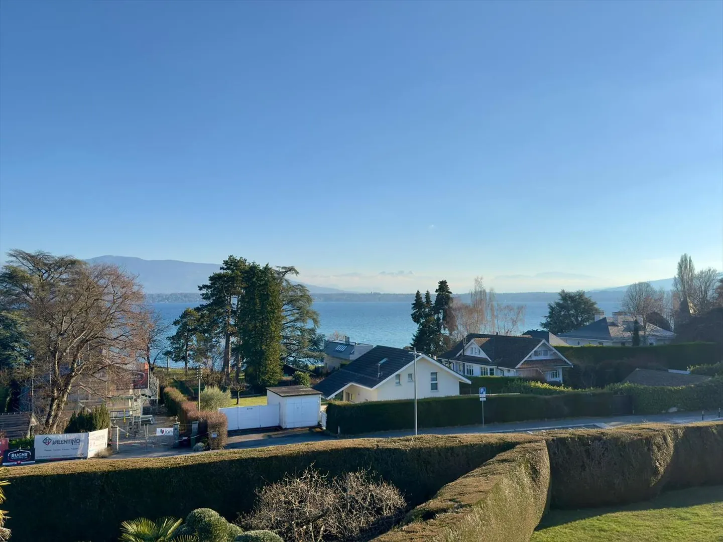 Family home with large garden and lake view - Photo 1 of 13