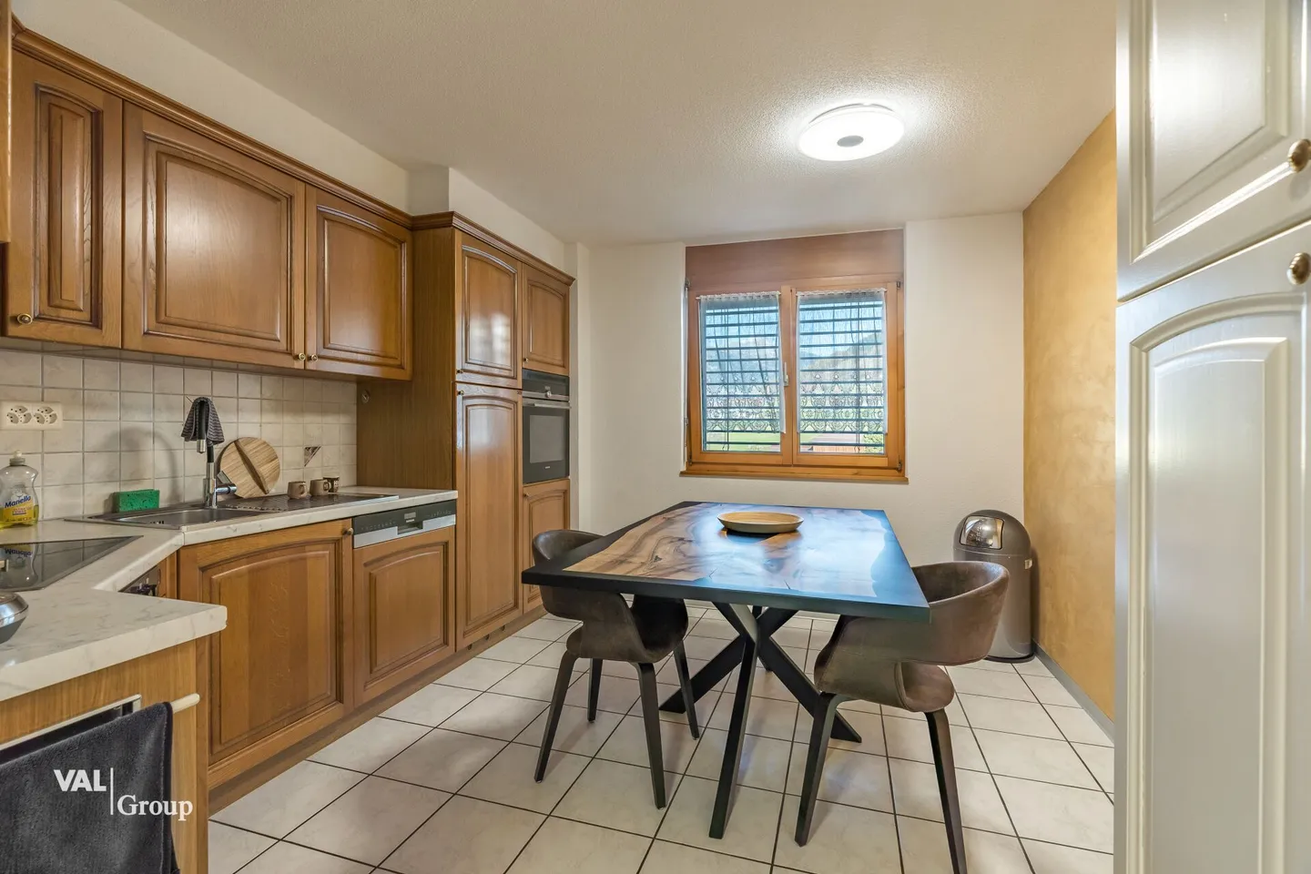 Ampio appartamento di 5,5 locali con balcone, vista montagna e alta qualità abitativa a Ried-Brig - Foto 6 di 21