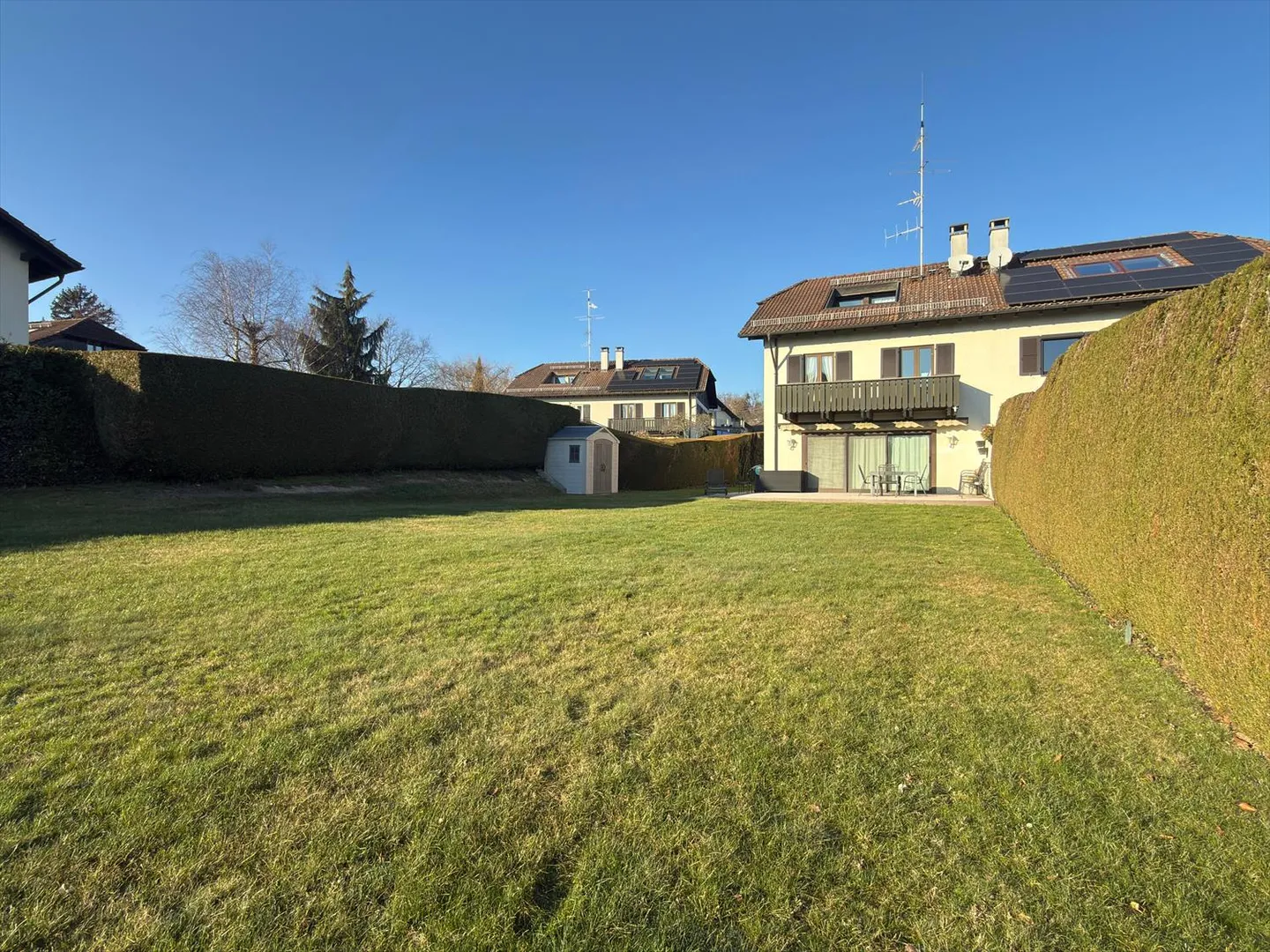 Family home with large garden and lake view - Photo 2 of 13