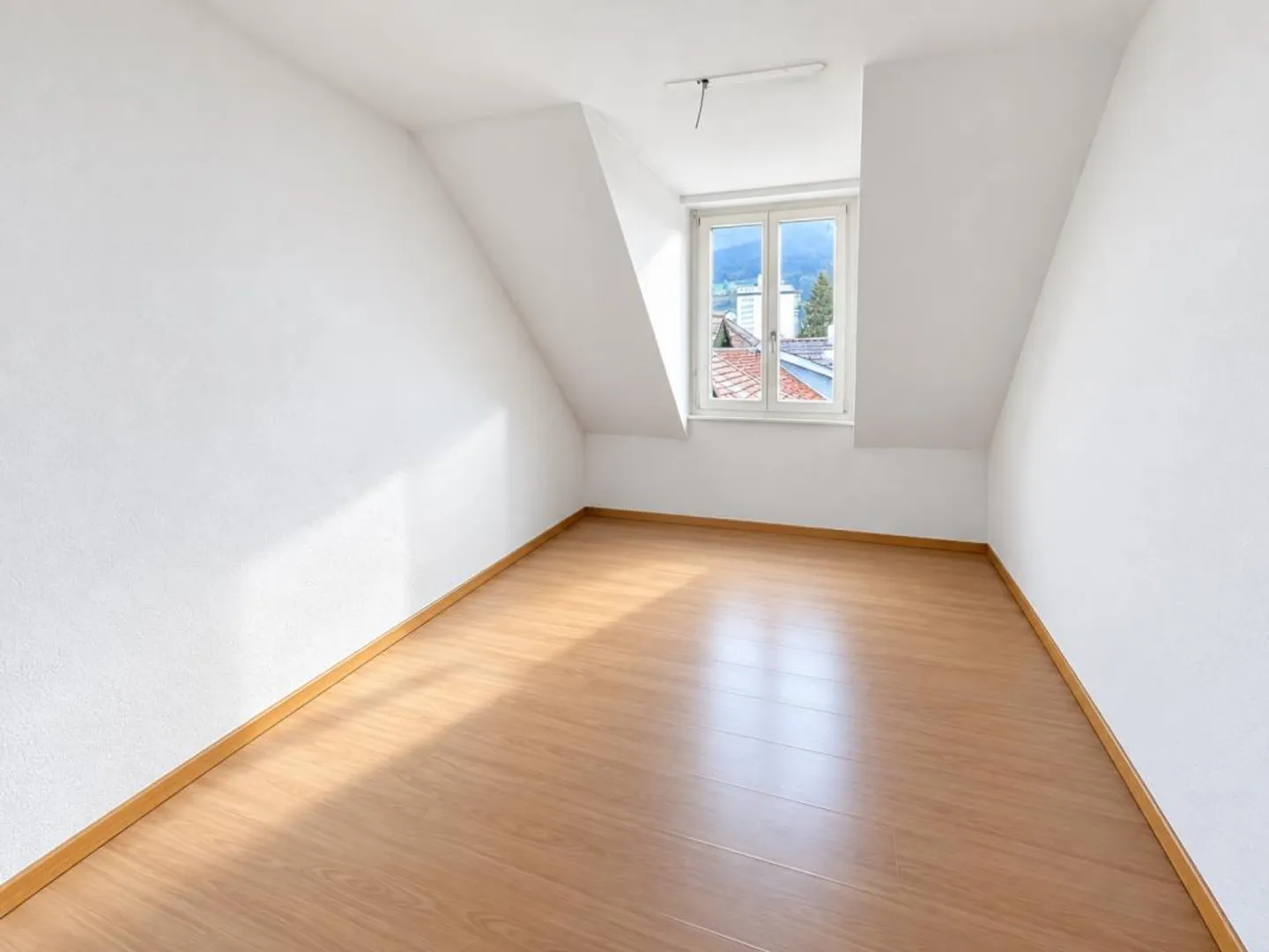 Bright attic apartment at attractive conditions - Photo 3 of 3