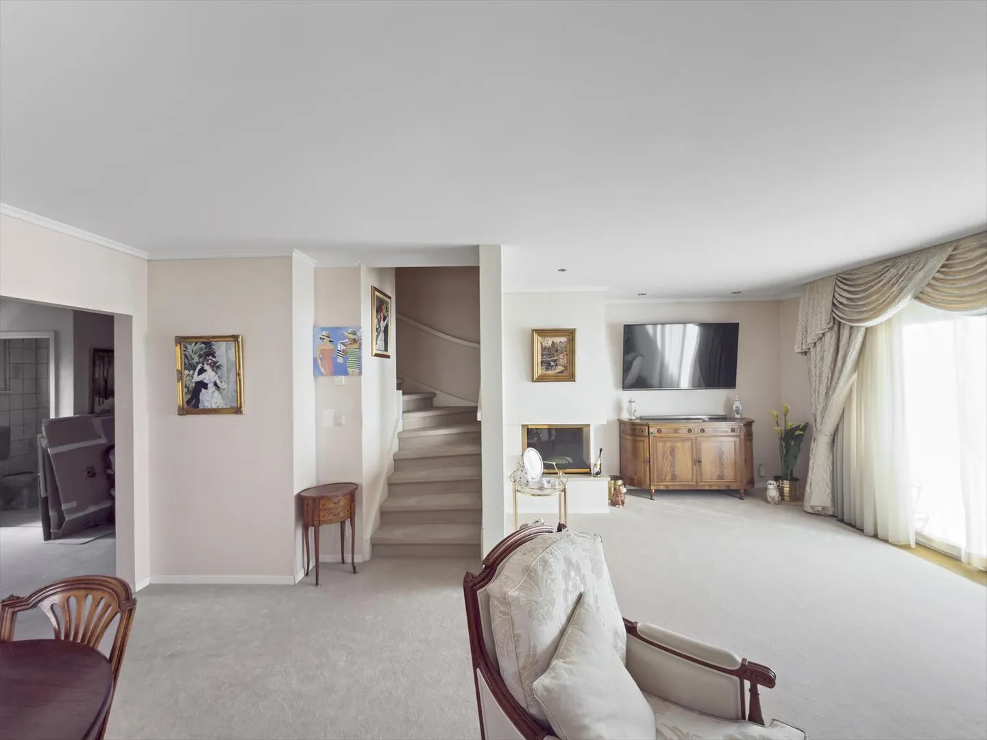 Family home with large garden and lake view - Photo 5 of 13